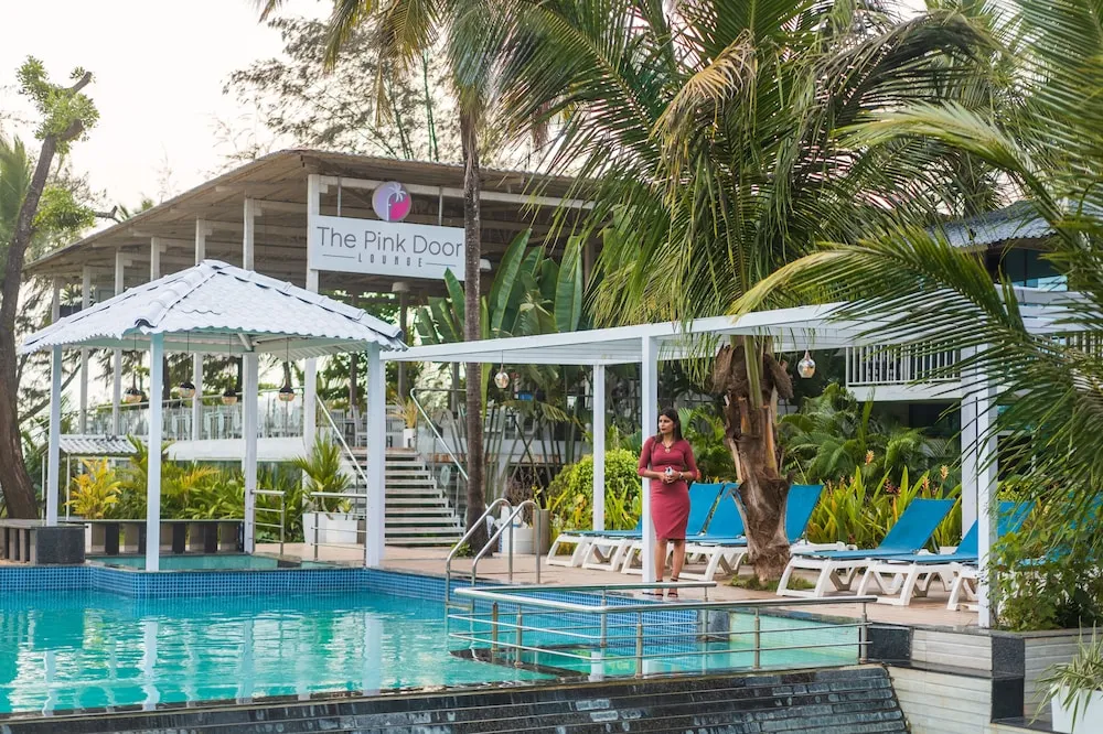 Foxoso LA Beach Resort Facade