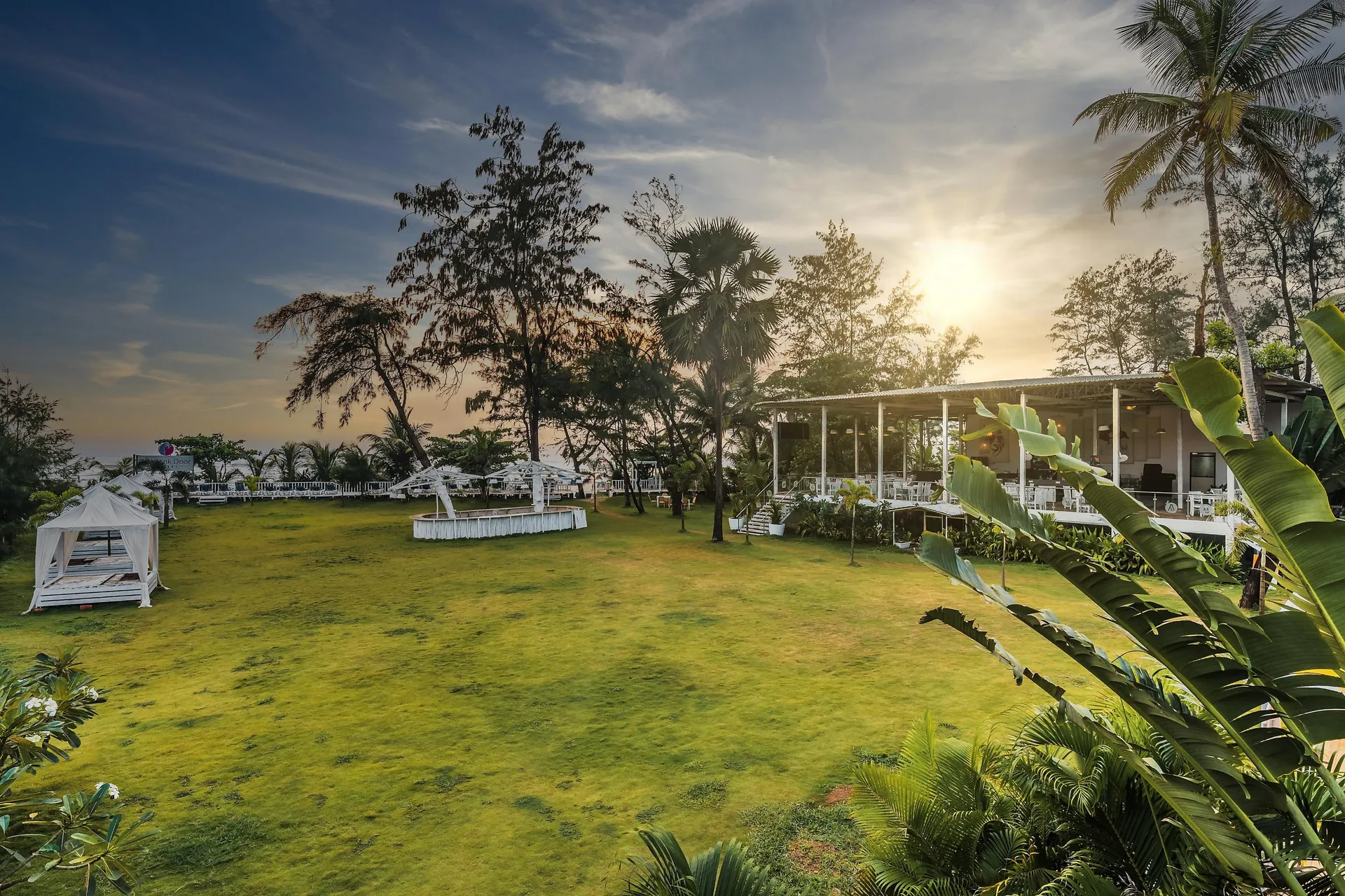 Foxoso LA Beach Resort Garden