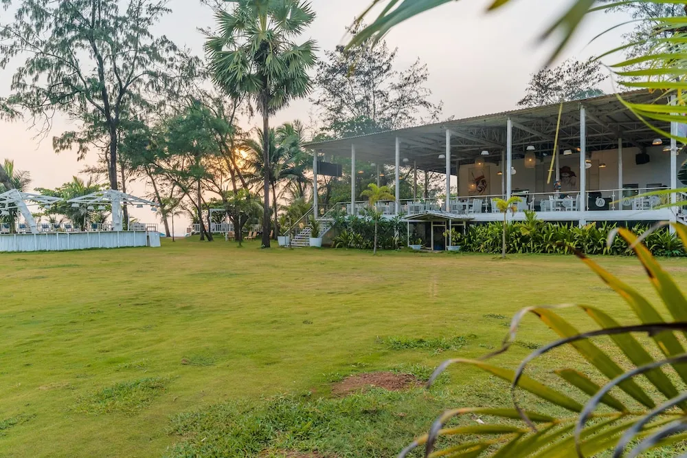 Foxoso LA Beach Resort Outdoors