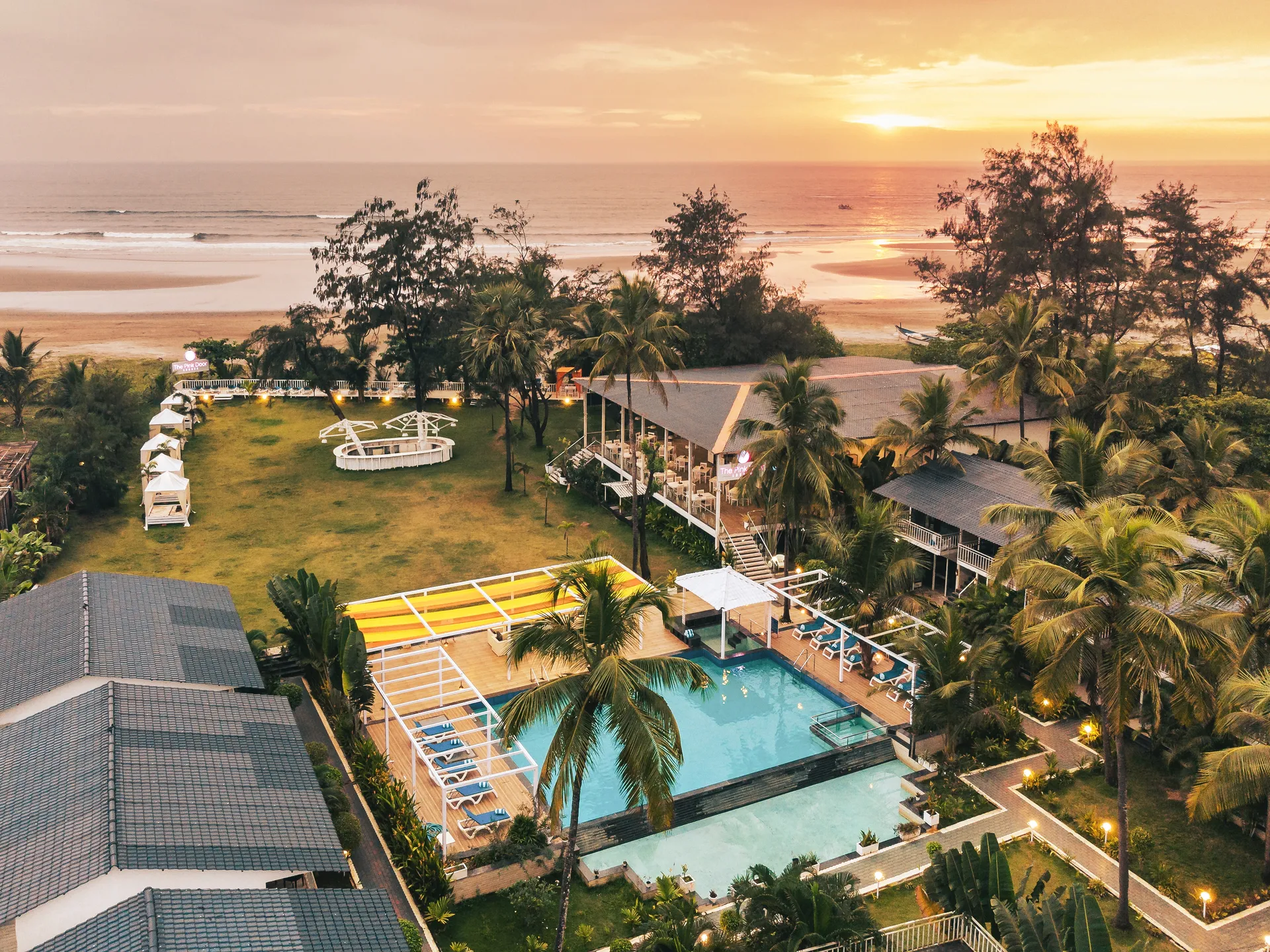Foxoso LA Beach Resort Outdoors