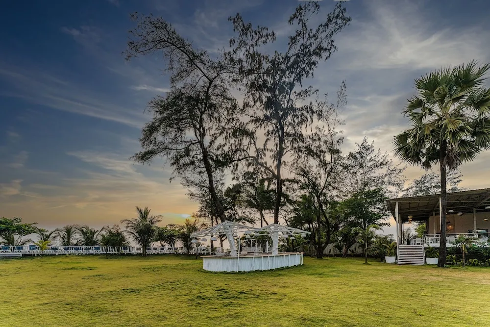 Foxoso LA Beach Resort Outdoors