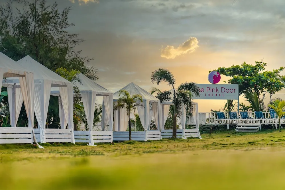 Foxoso LA Beach Resort Outdoors