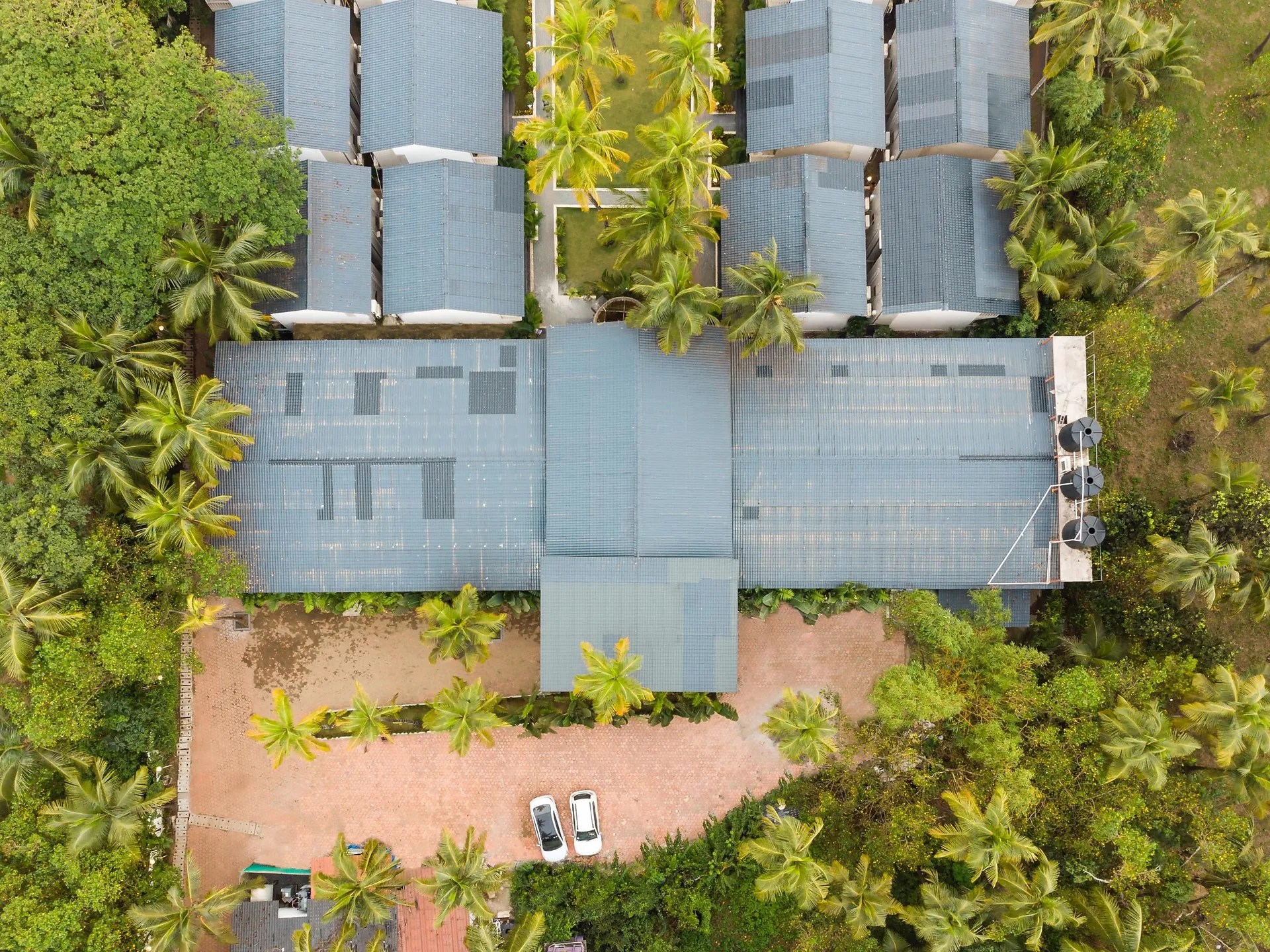 Foxoso LA Beach Resort Parking