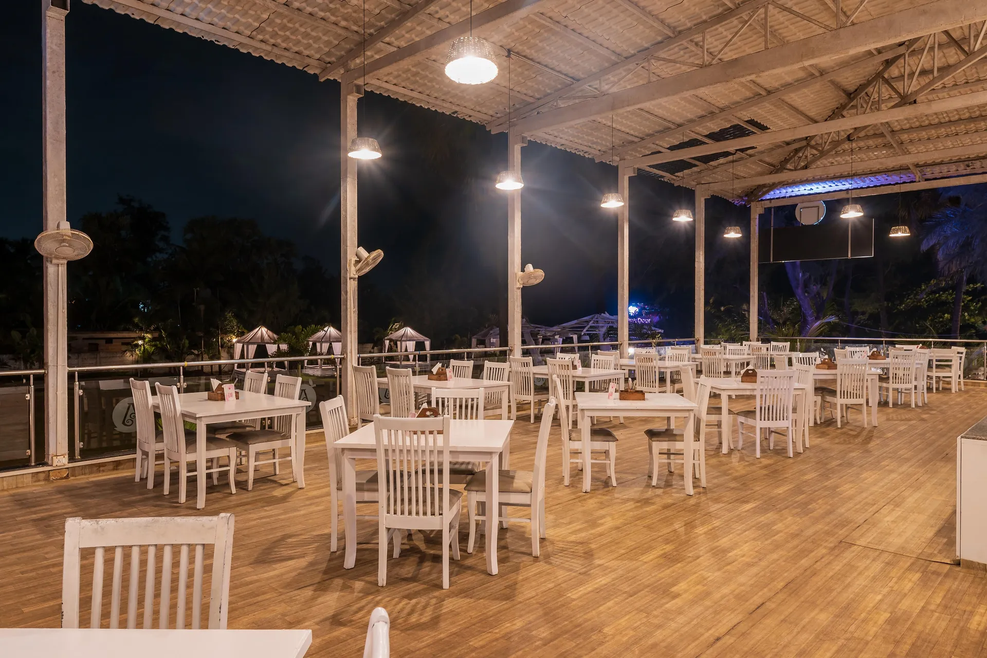 Foxoso LA Beach Resort Restaurant