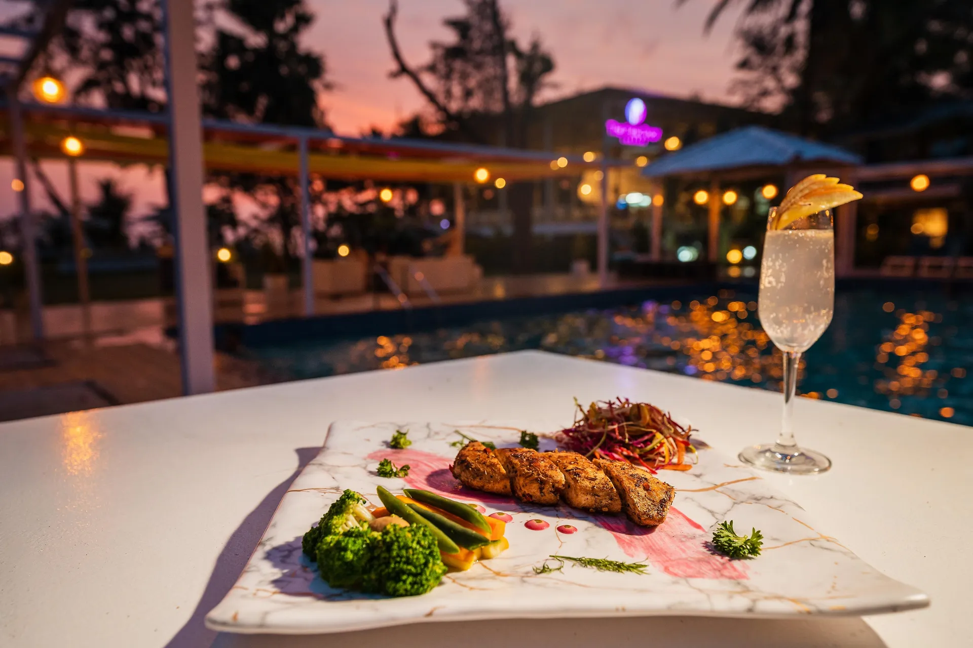 Foxoso LA Beach Resort Restaurant