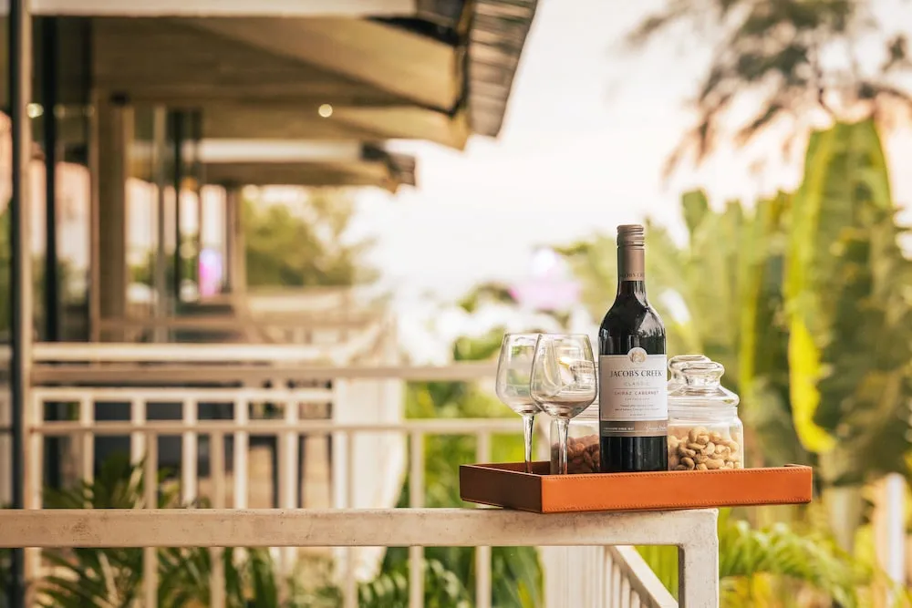 Foxoso LA Beach Resort Room