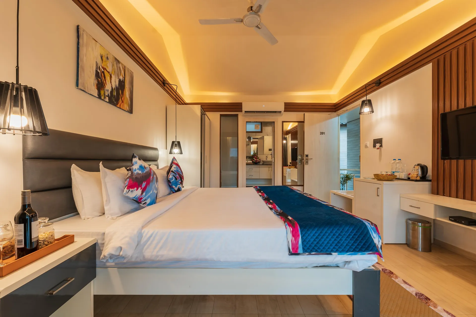 Foxoso LA Beach Resort Room