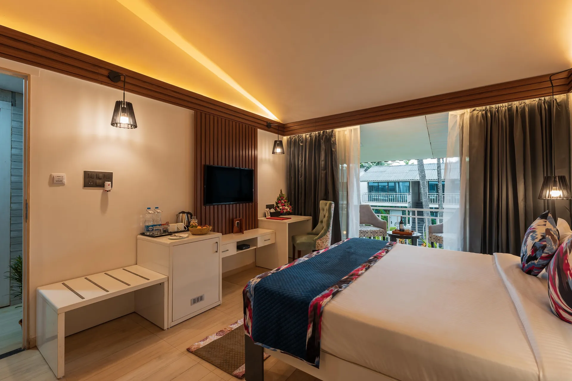 Foxoso LA Beach Resort Room