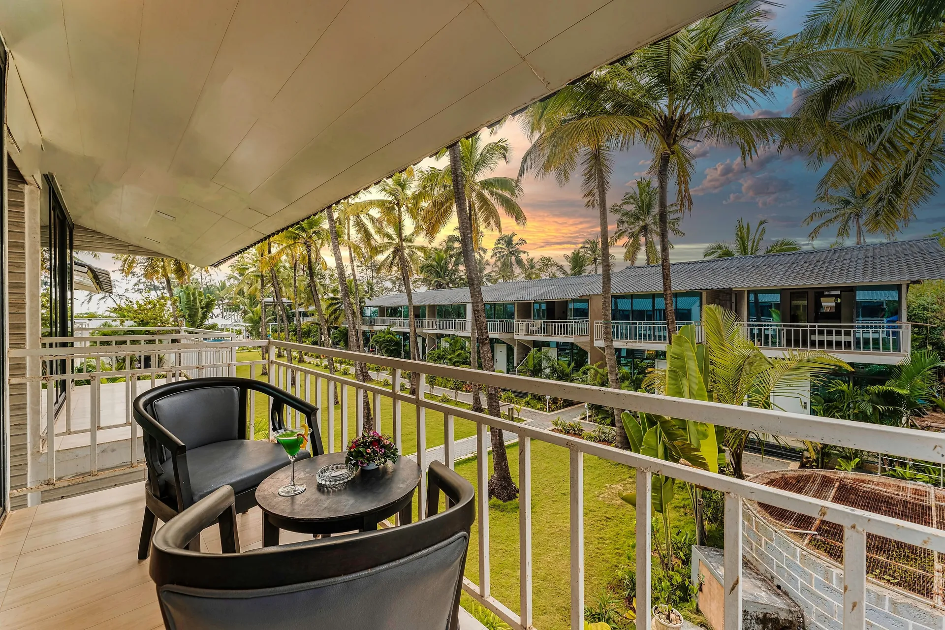 Foxoso LA Beach Resort Room