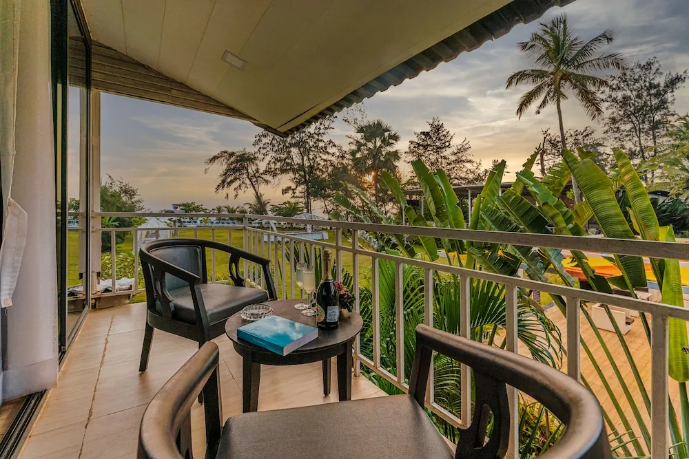 Foxoso LA Beach Resort Room