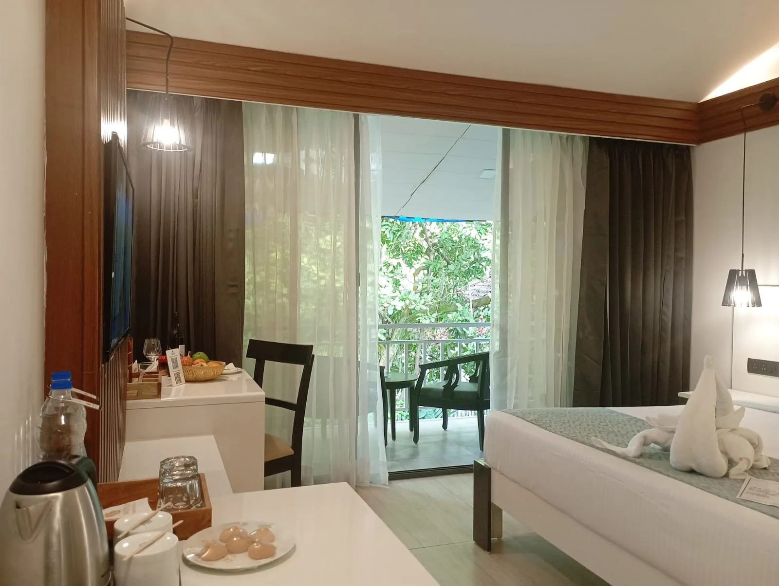 Foxoso LA Beach Resort Room
