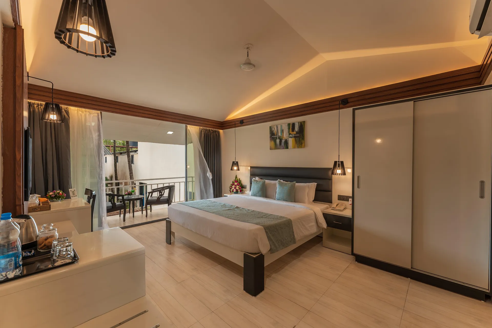 Foxoso LA Beach Resort Room