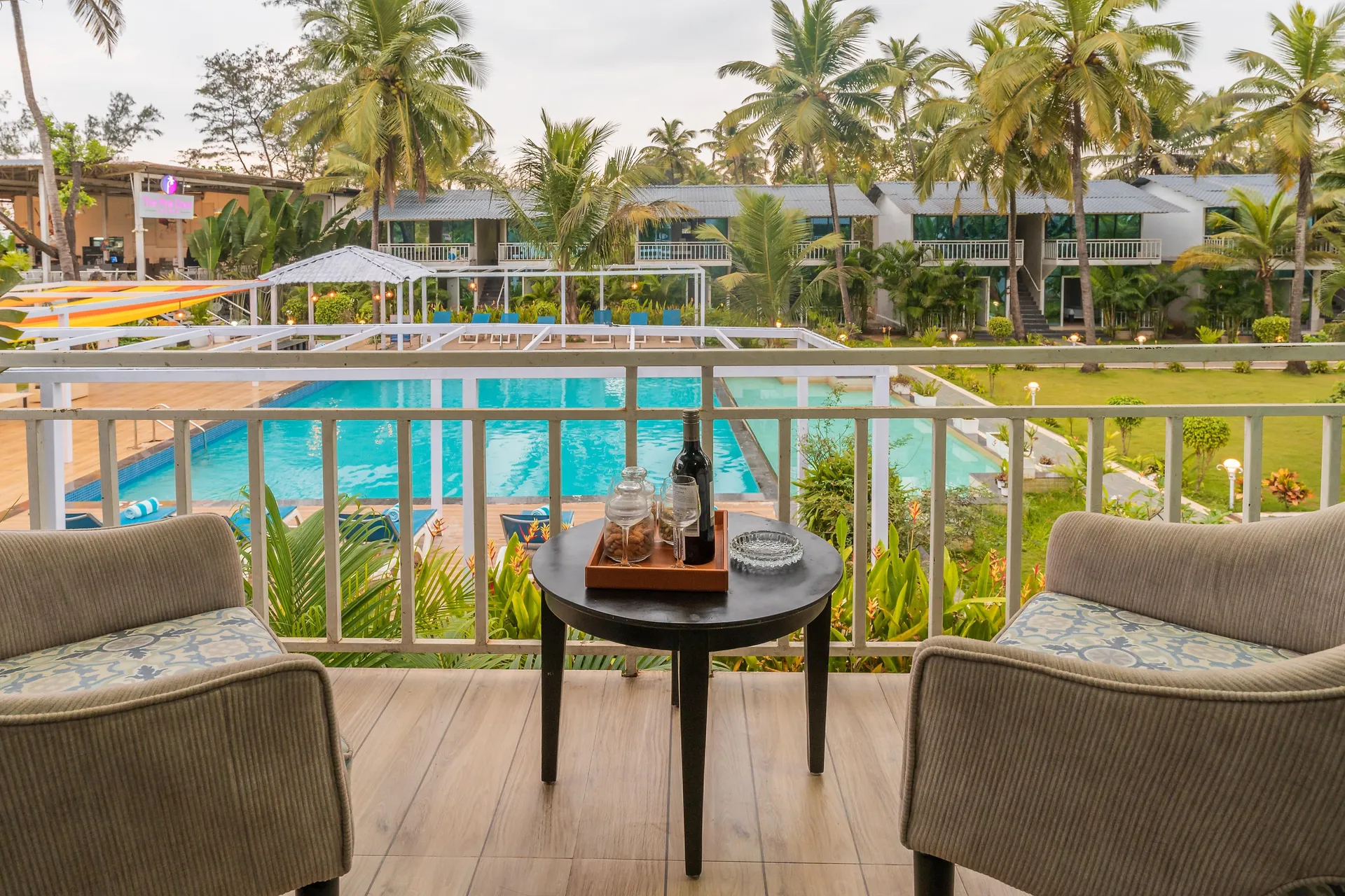 Foxoso LA Beach Resort Room