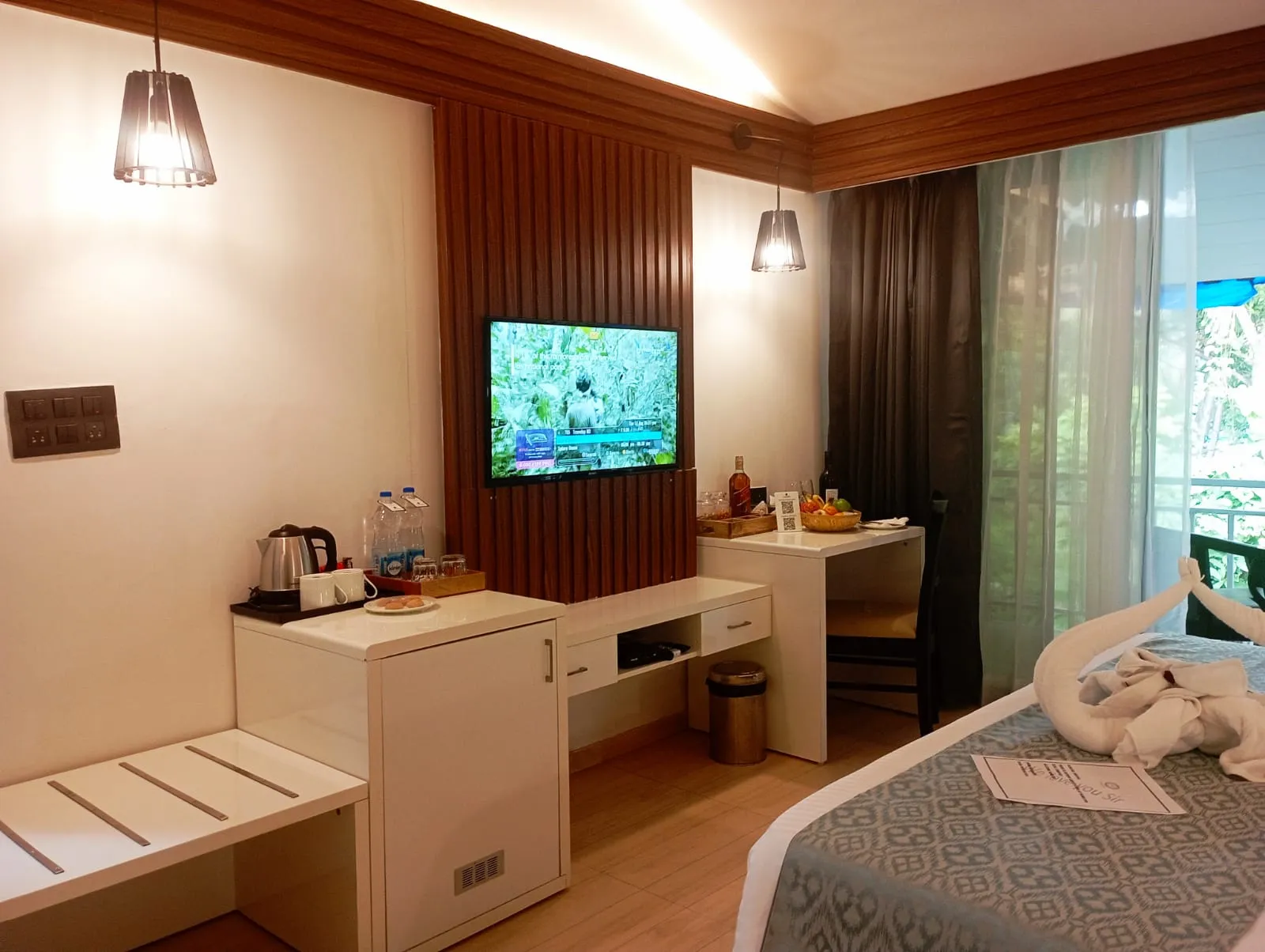 Foxoso LA Beach Resort Room