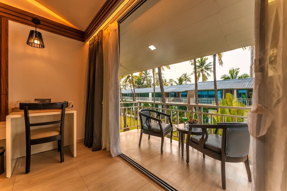Foxoso LA Beach Resort Room