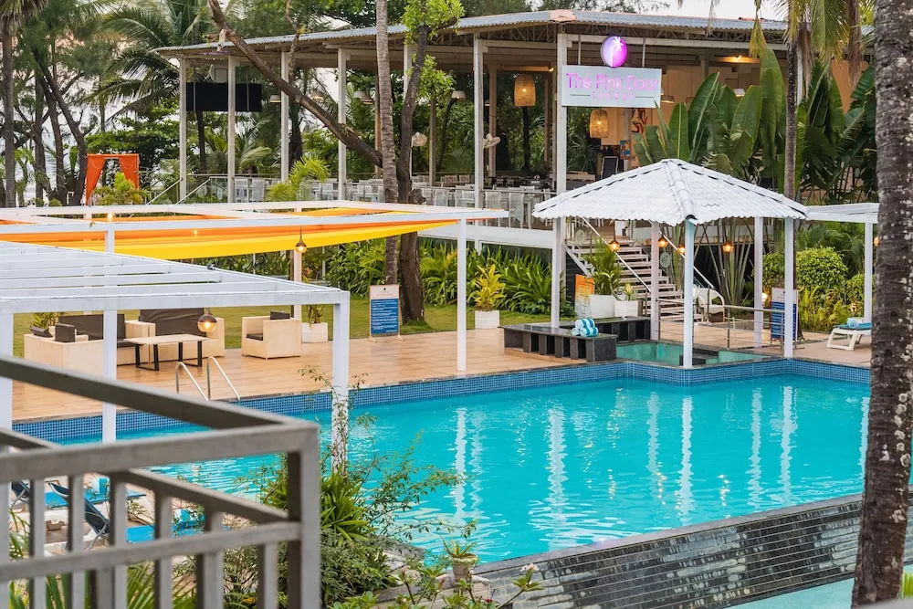 Foxoso LA Beach Resort Room