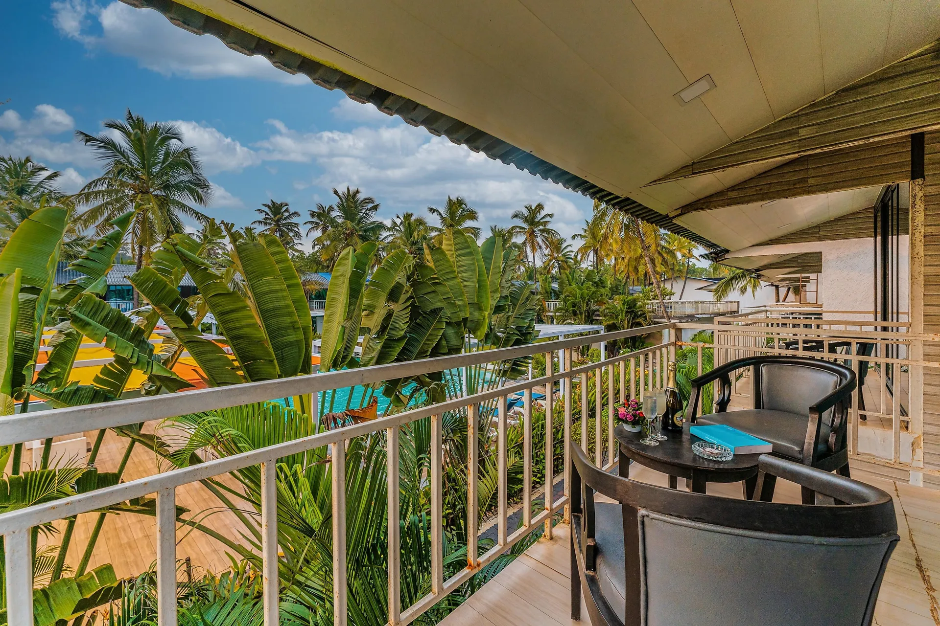 Foxoso LA Beach Resort Room