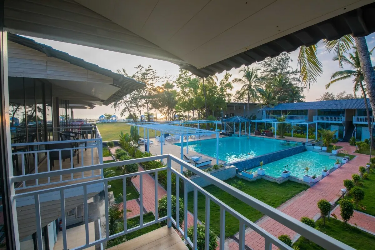 Foxoso LA Beach Resort Room