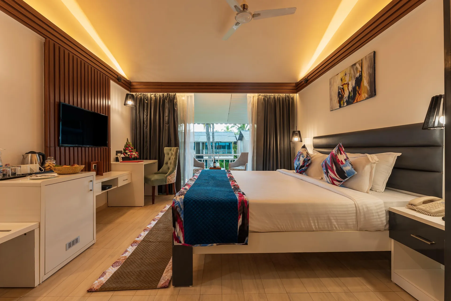 Foxoso LA Beach Resort Room