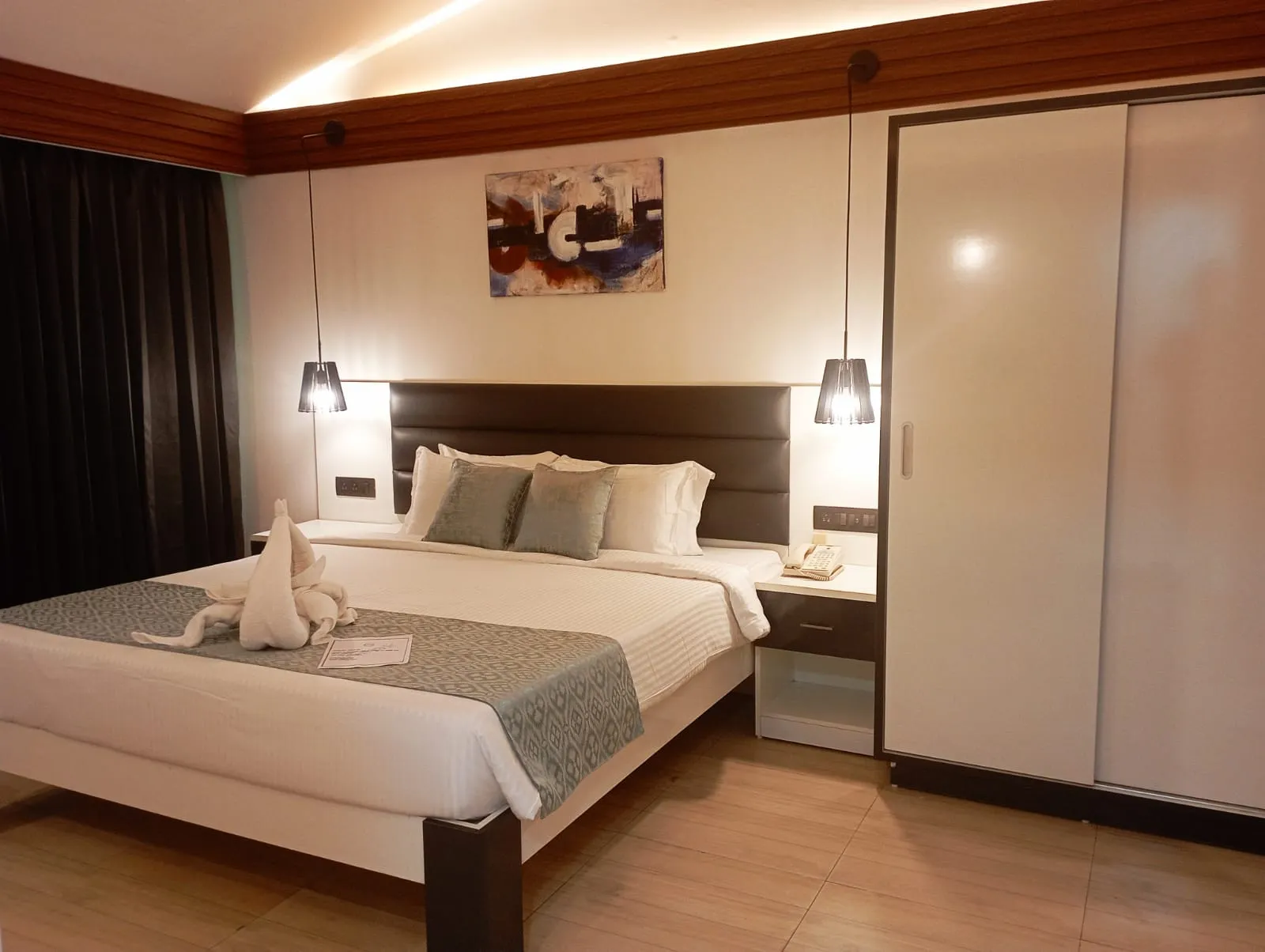 Foxoso LA Beach Resort Room