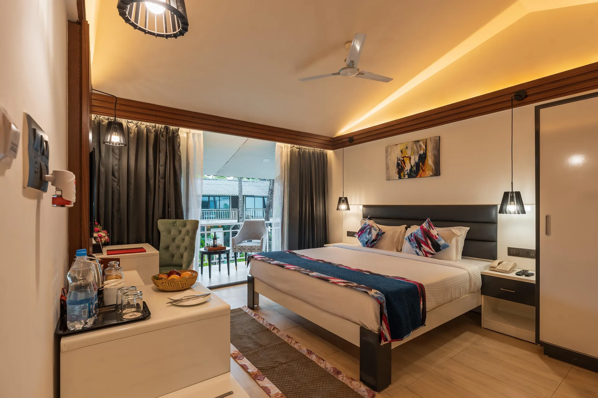 Foxoso LA Beach Resort Room