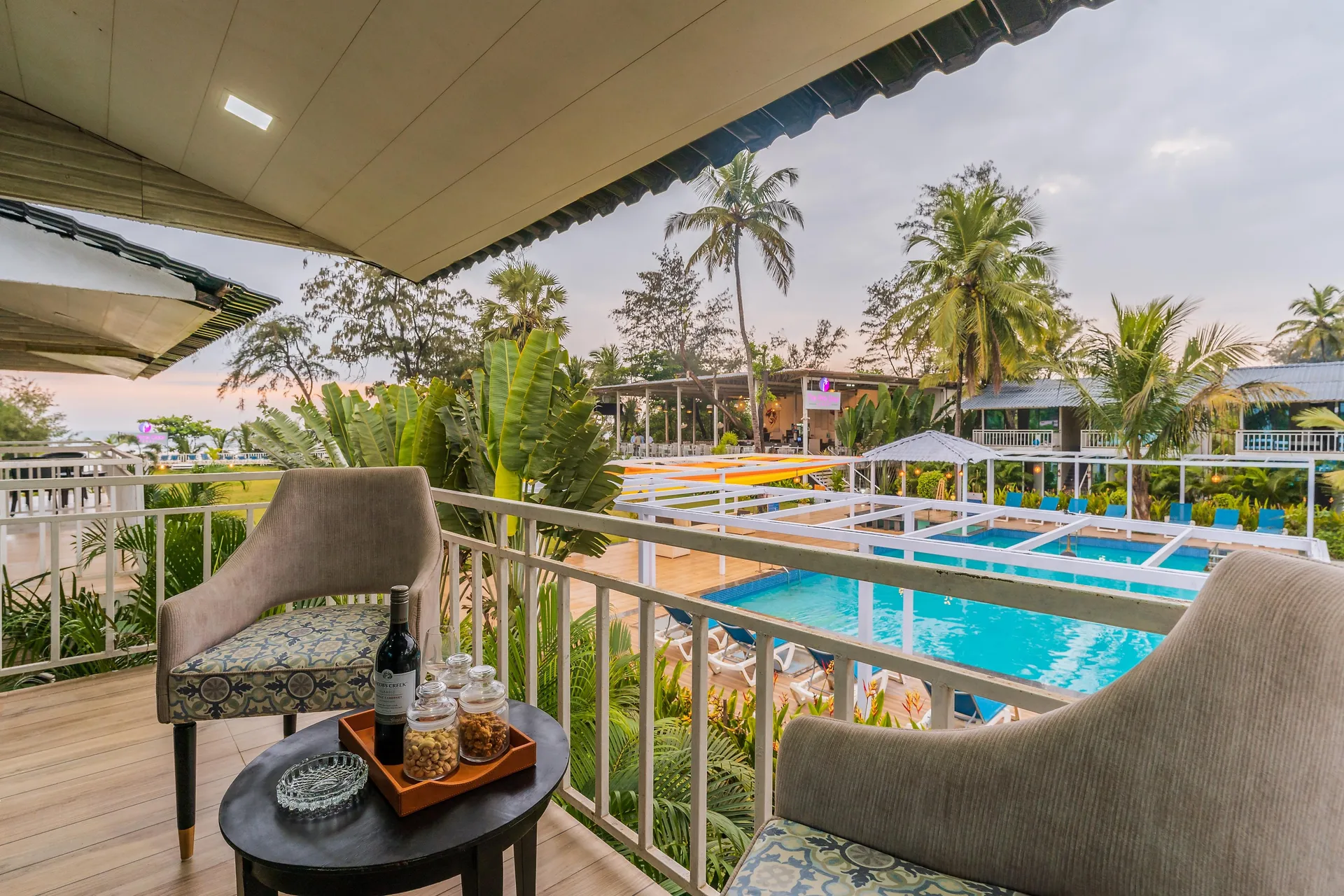 Foxoso LA Beach Resort Room