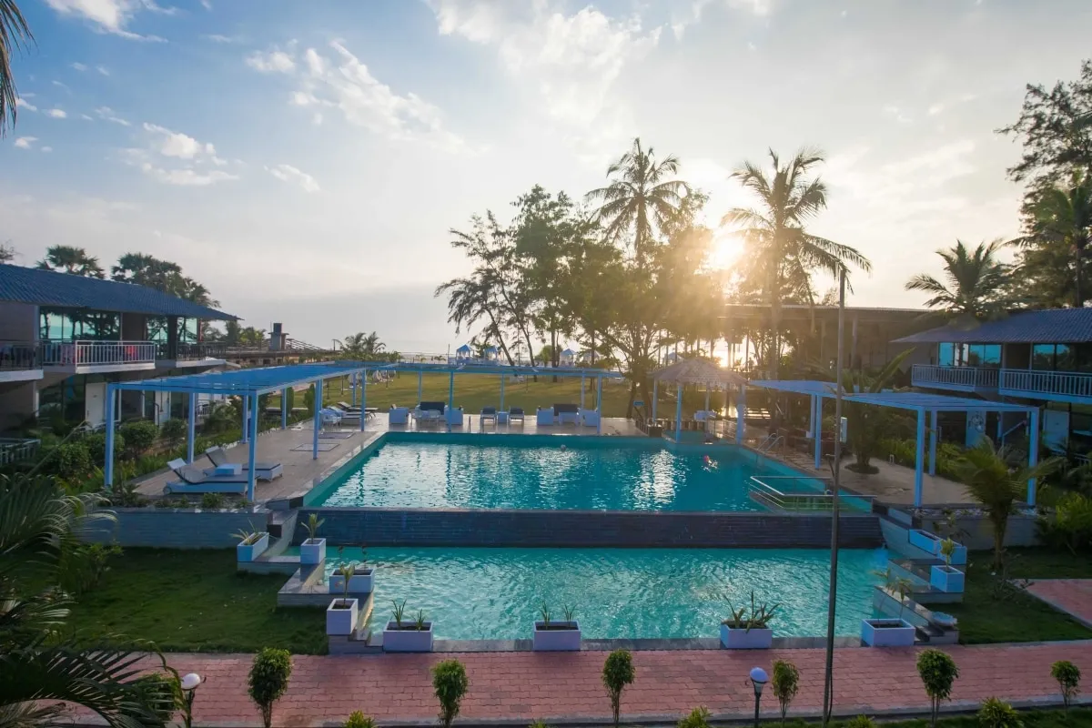 Foxoso LA Beach Resort Swimming Pool