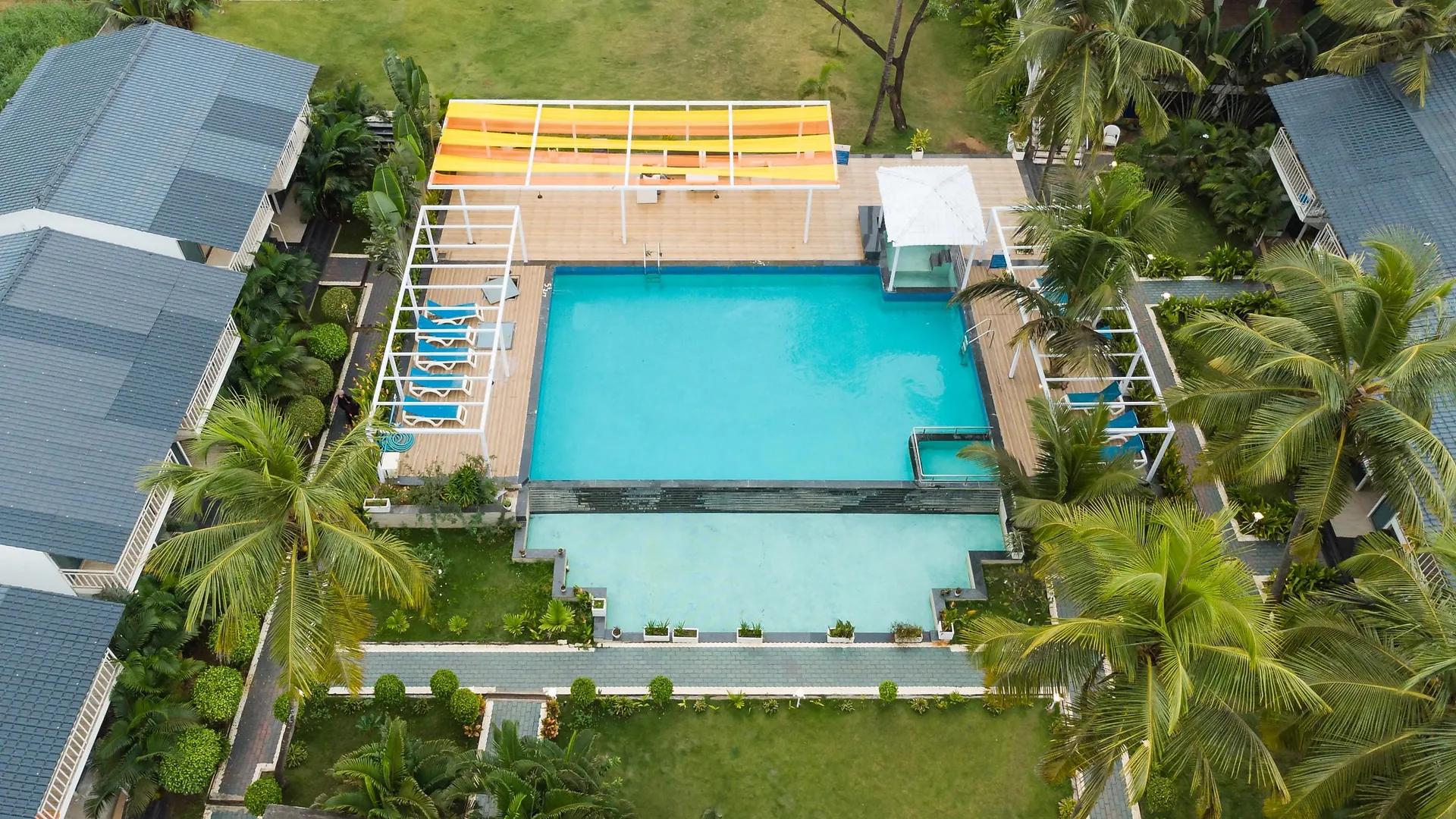 Foxoso LA Beach Resort Swimming Pool