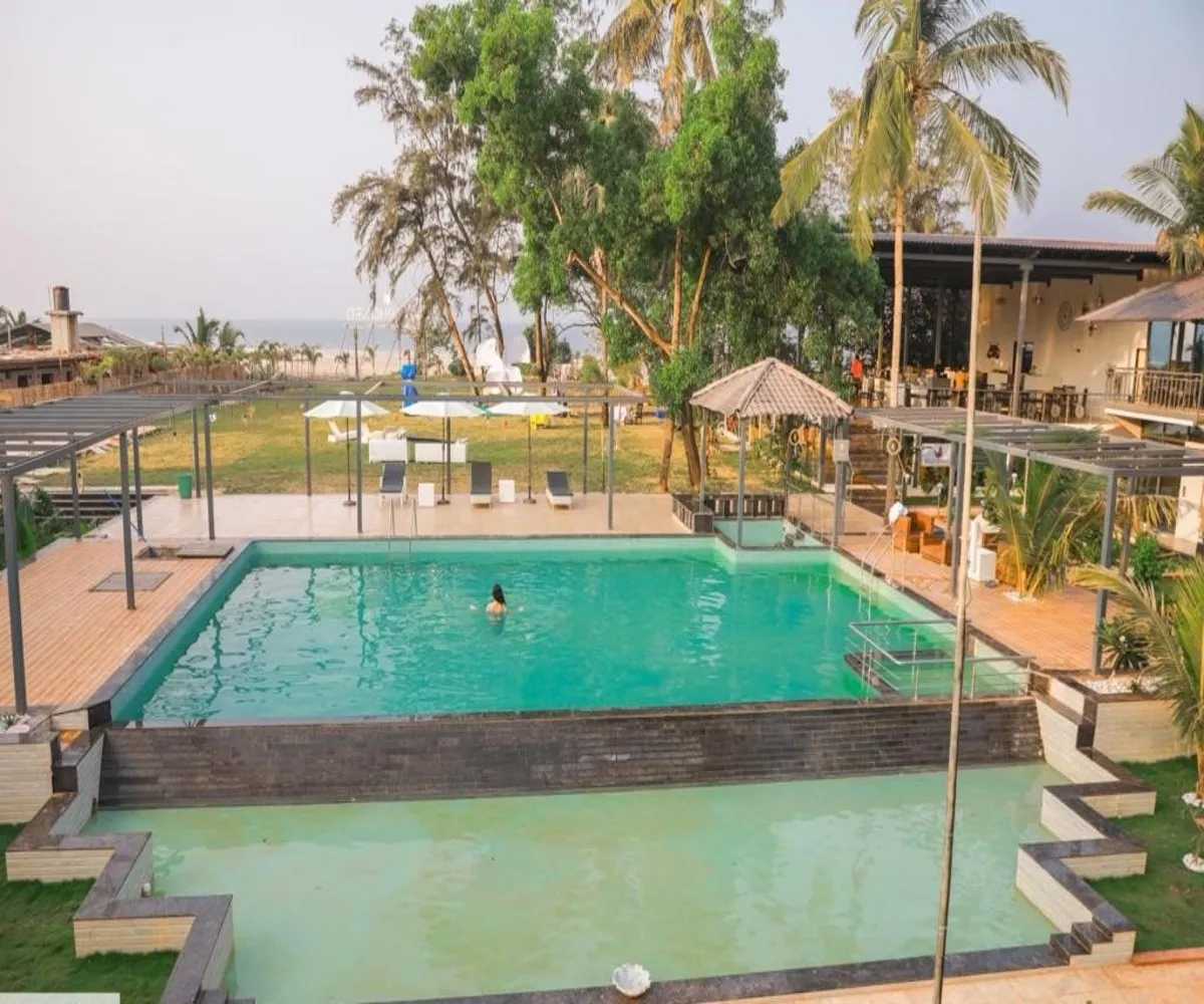 Foxoso LA Beach Resort Swimming Pool