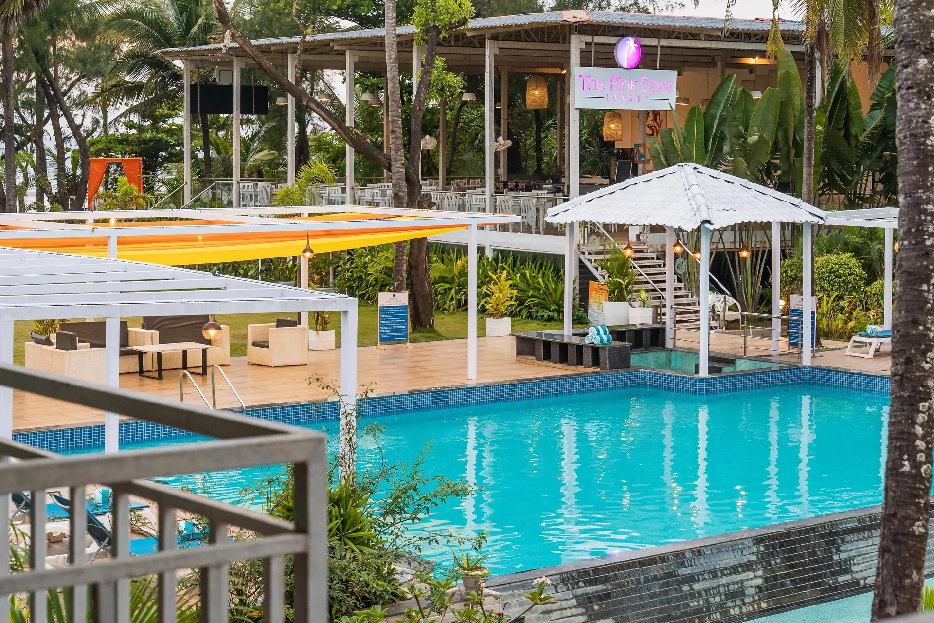 Foxoso LA Beach Resort Swimming Pool
