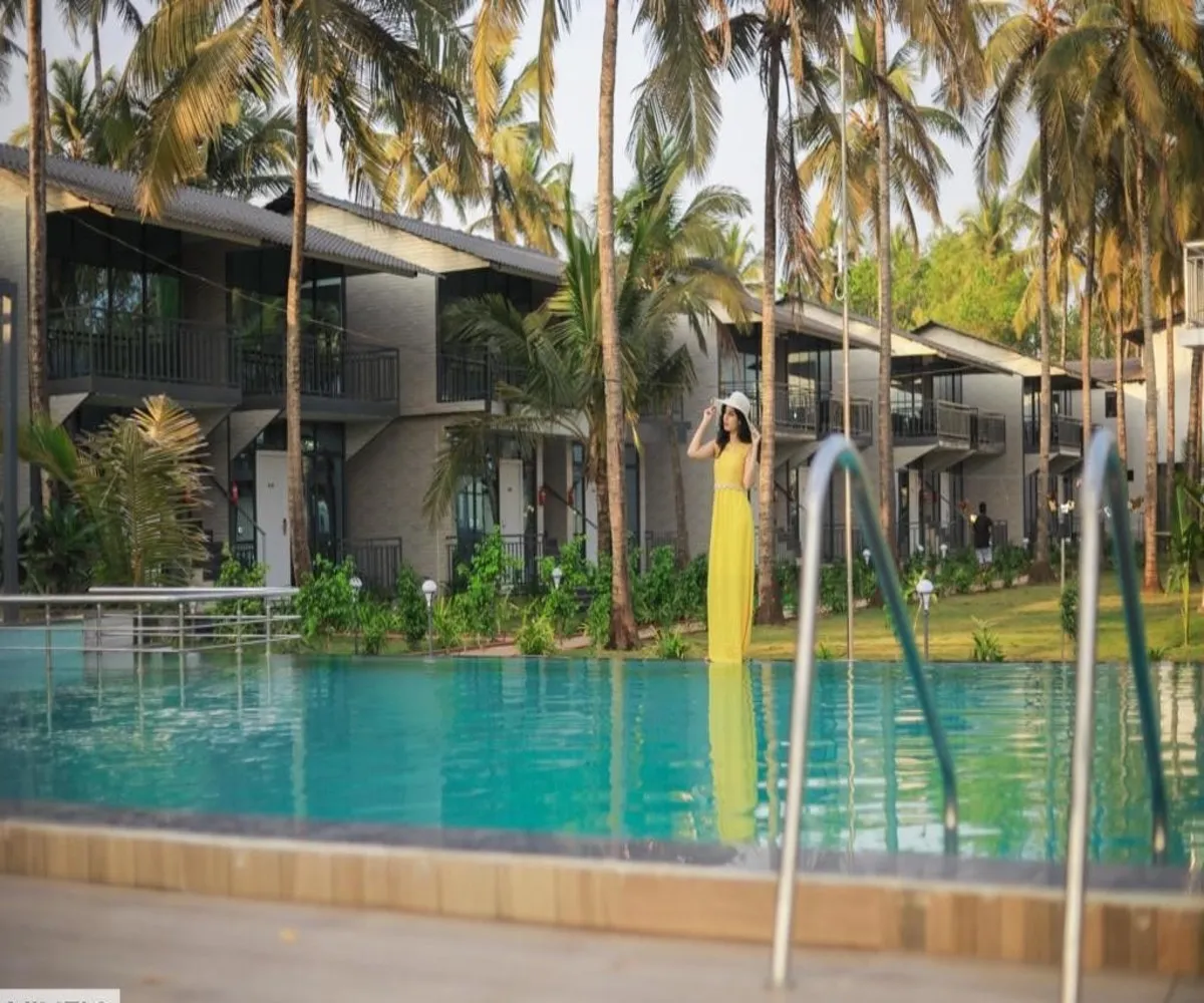 Foxoso LA Beach Resort Swimming Pool