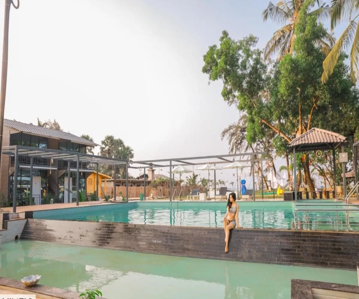 Foxoso LA Beach Resort Swimming Pool