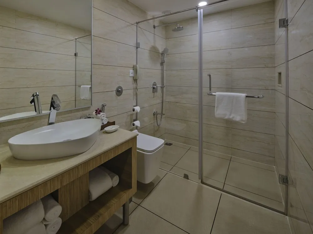 Holiday Inn Resort Washroom