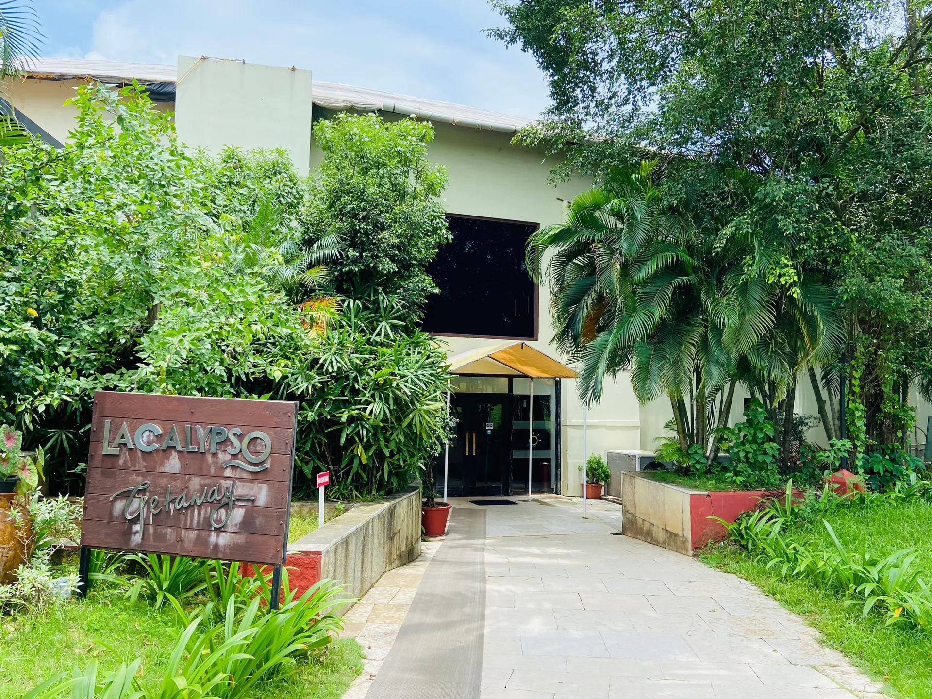 LA CALYPSO BEACH RESORT Entrance