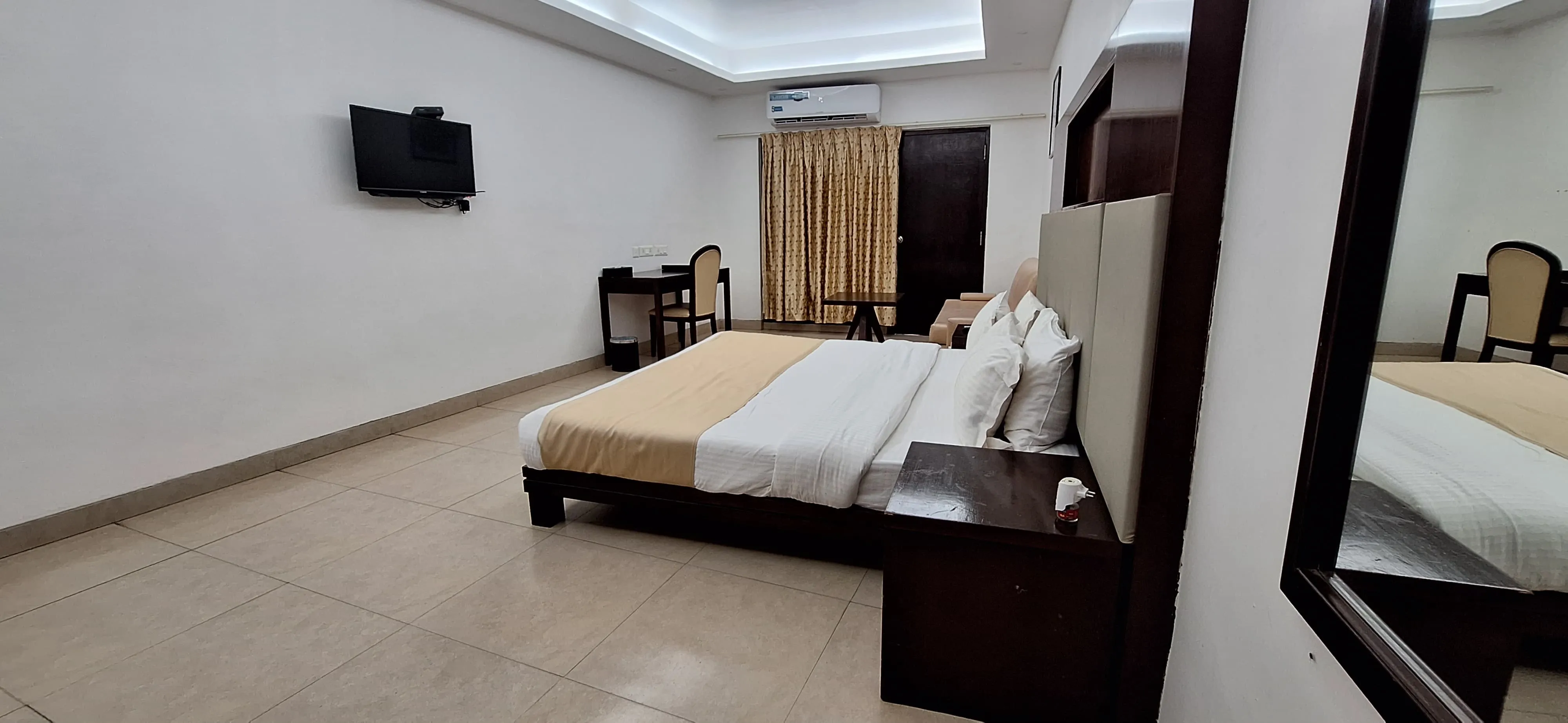 LA CALYPSO BEACH RESORT Room