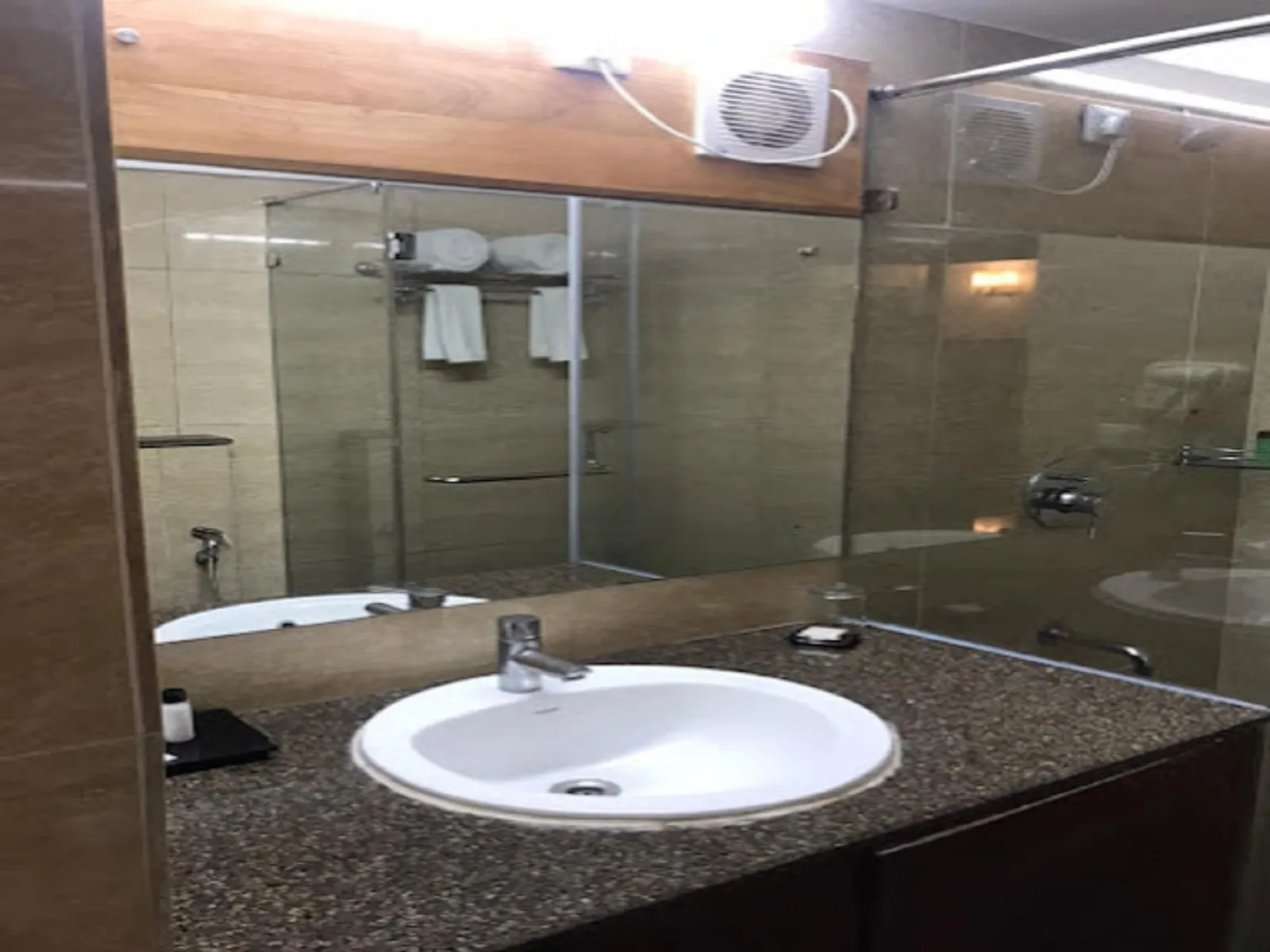 LA CALYPSO BEACH RESORT Washroom