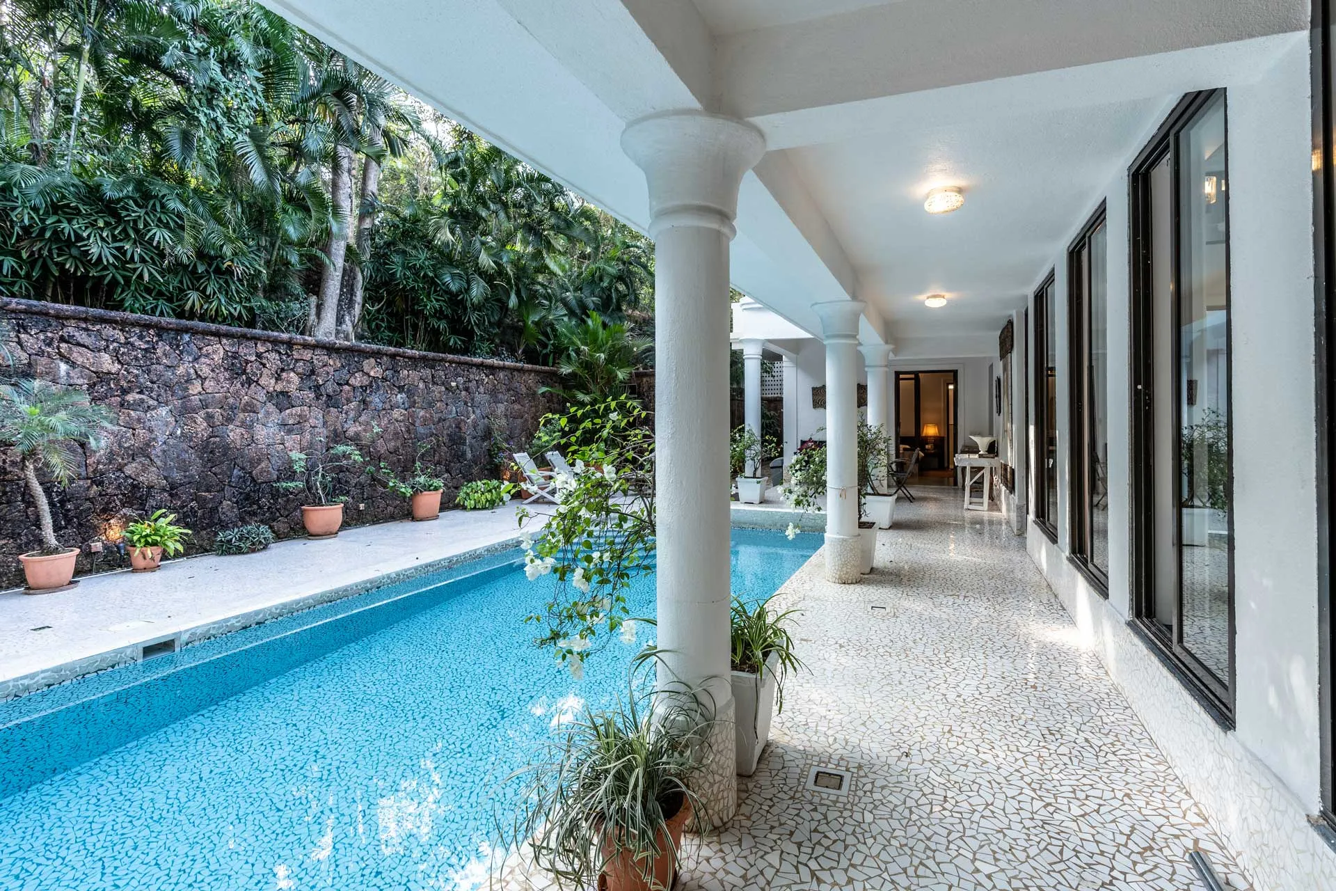 StayVista | Vintage Hideaway 4 BHK Villa Swimming Pool