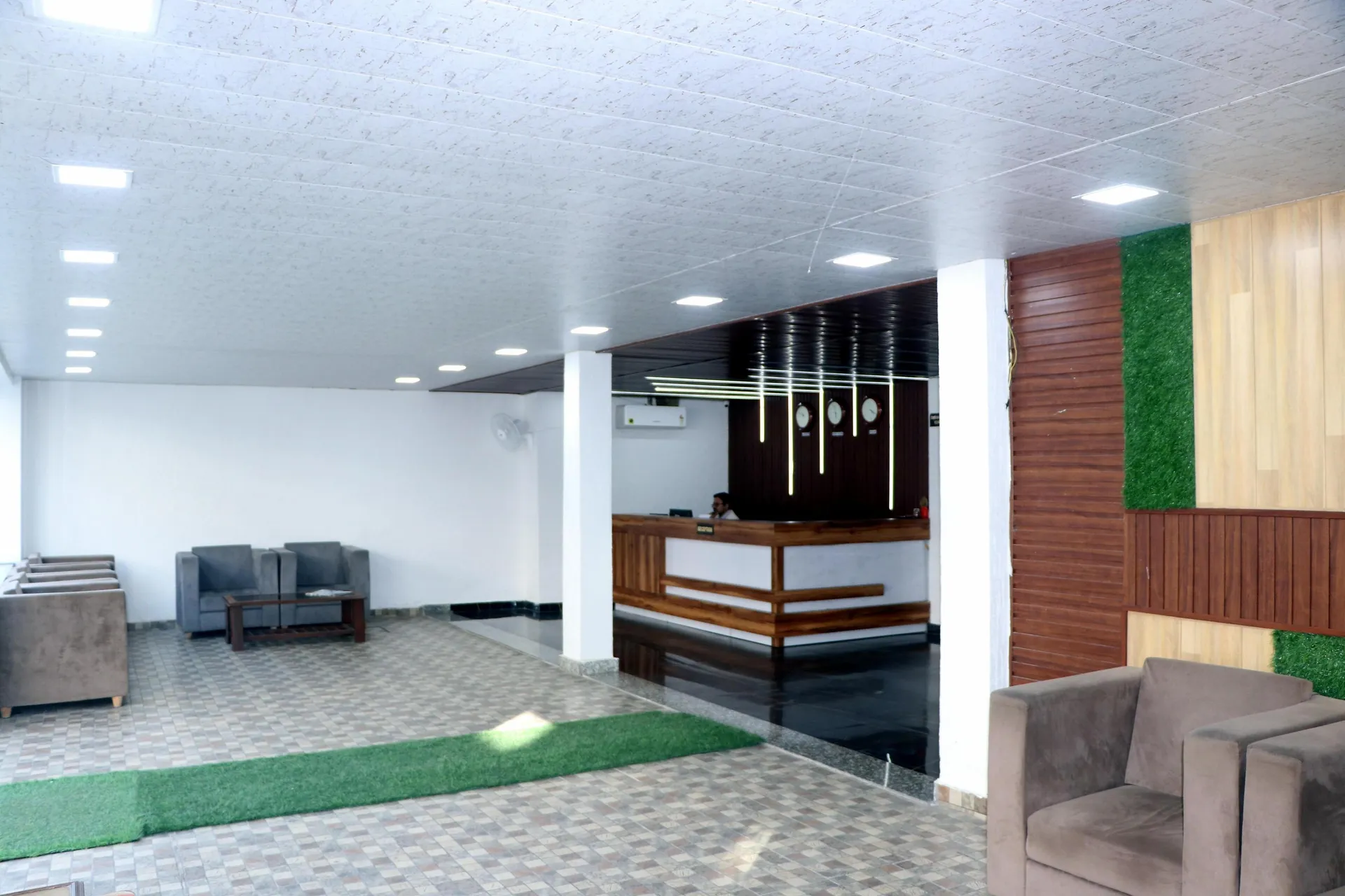 Hotel Blue Pine. Entrance