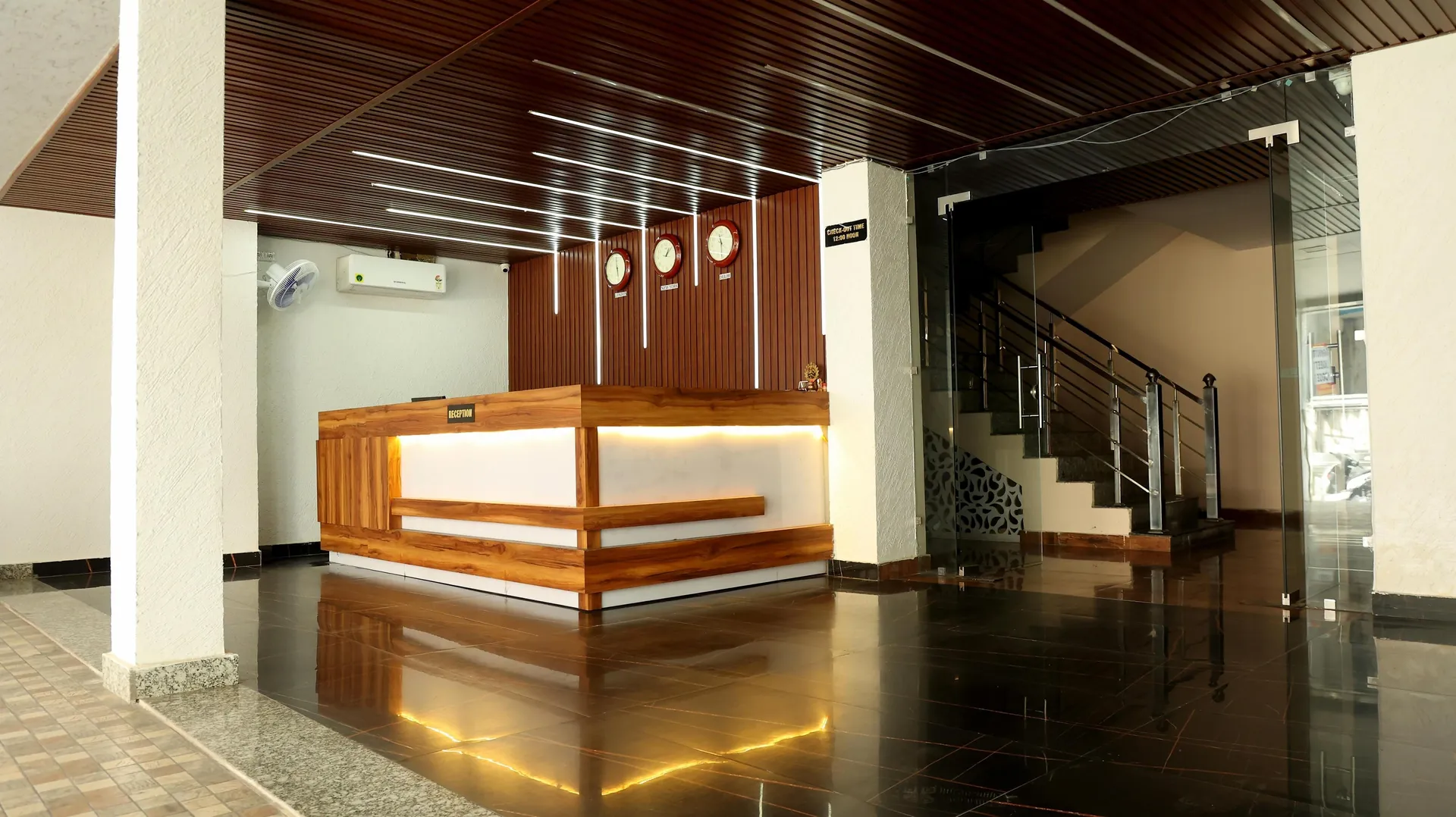Hotel Blue Pine. Reception