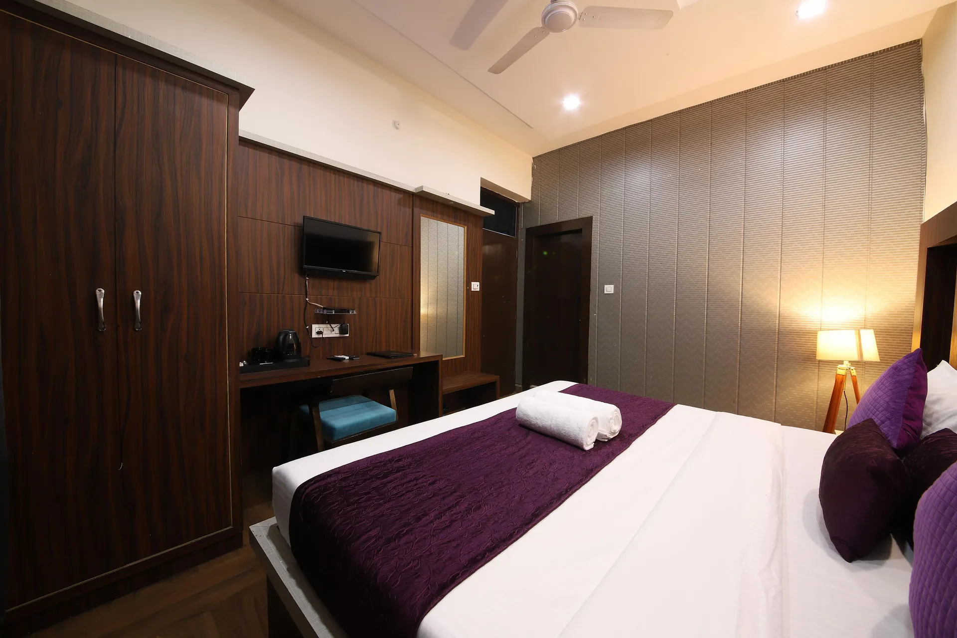 Hotel Grey Castle by Perfect Stayz Room