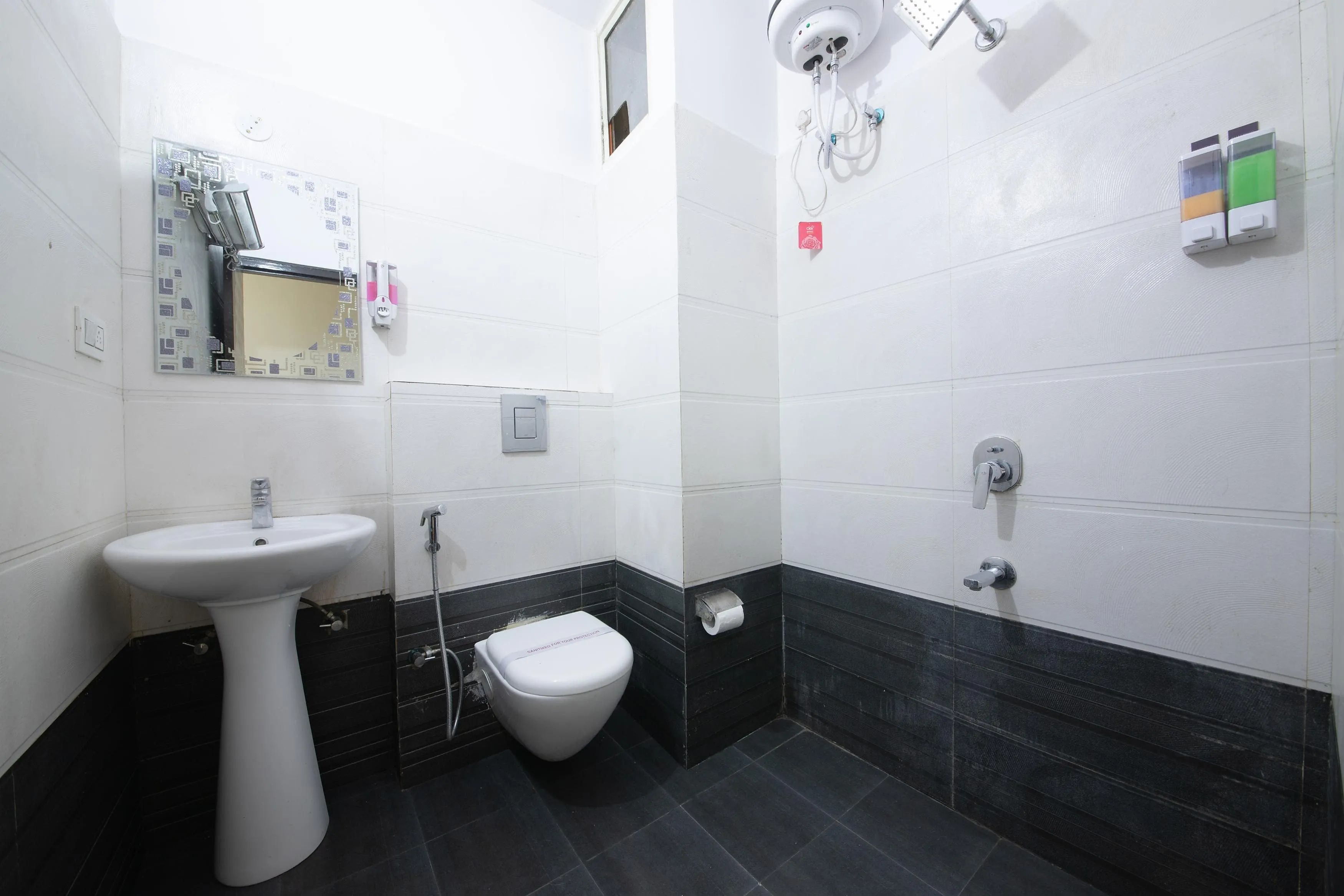 Umra grace - Hotel in Haridwar by Perfect stayz Washroom