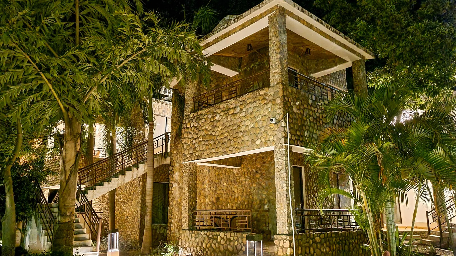 Bento The Roar Resort Facade