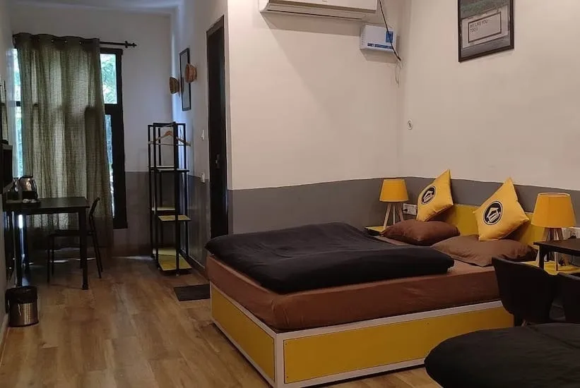 Corbett Wild Resort-A River Access Property Room