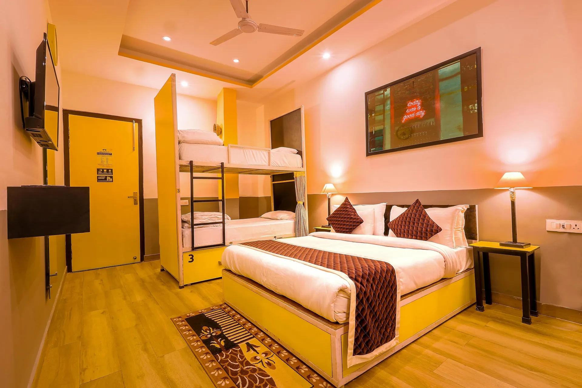 Corbett Wild Resort-A River Access Property Room