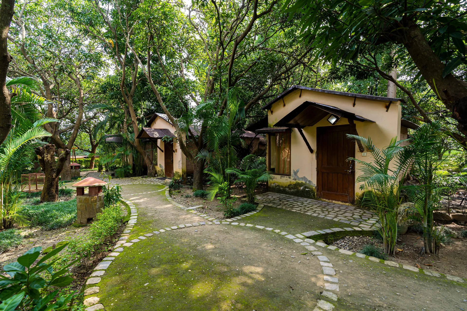 Corbett Wild Resort-A River Access Property Room