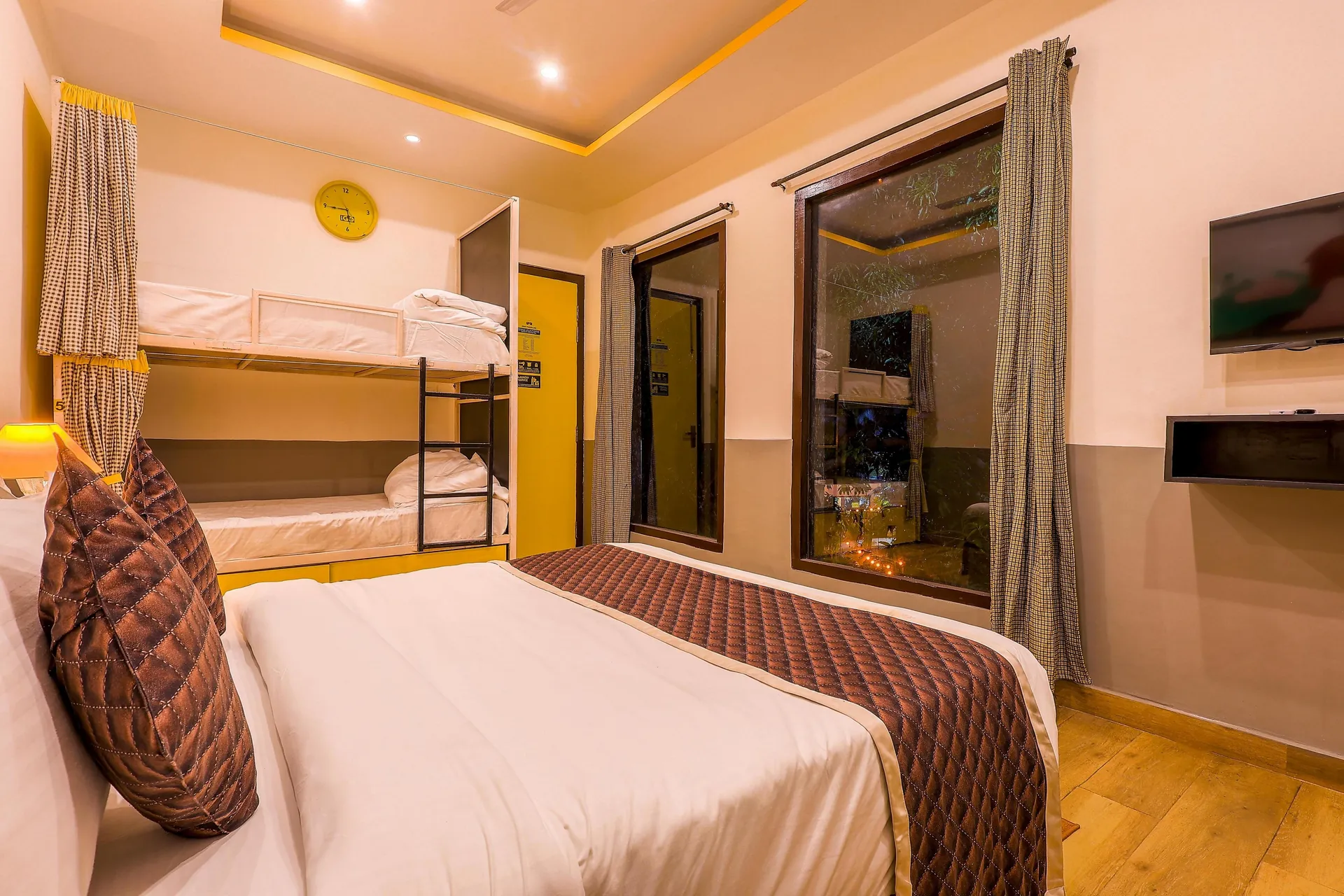 Corbett Wild Resort-A River Access Property Room