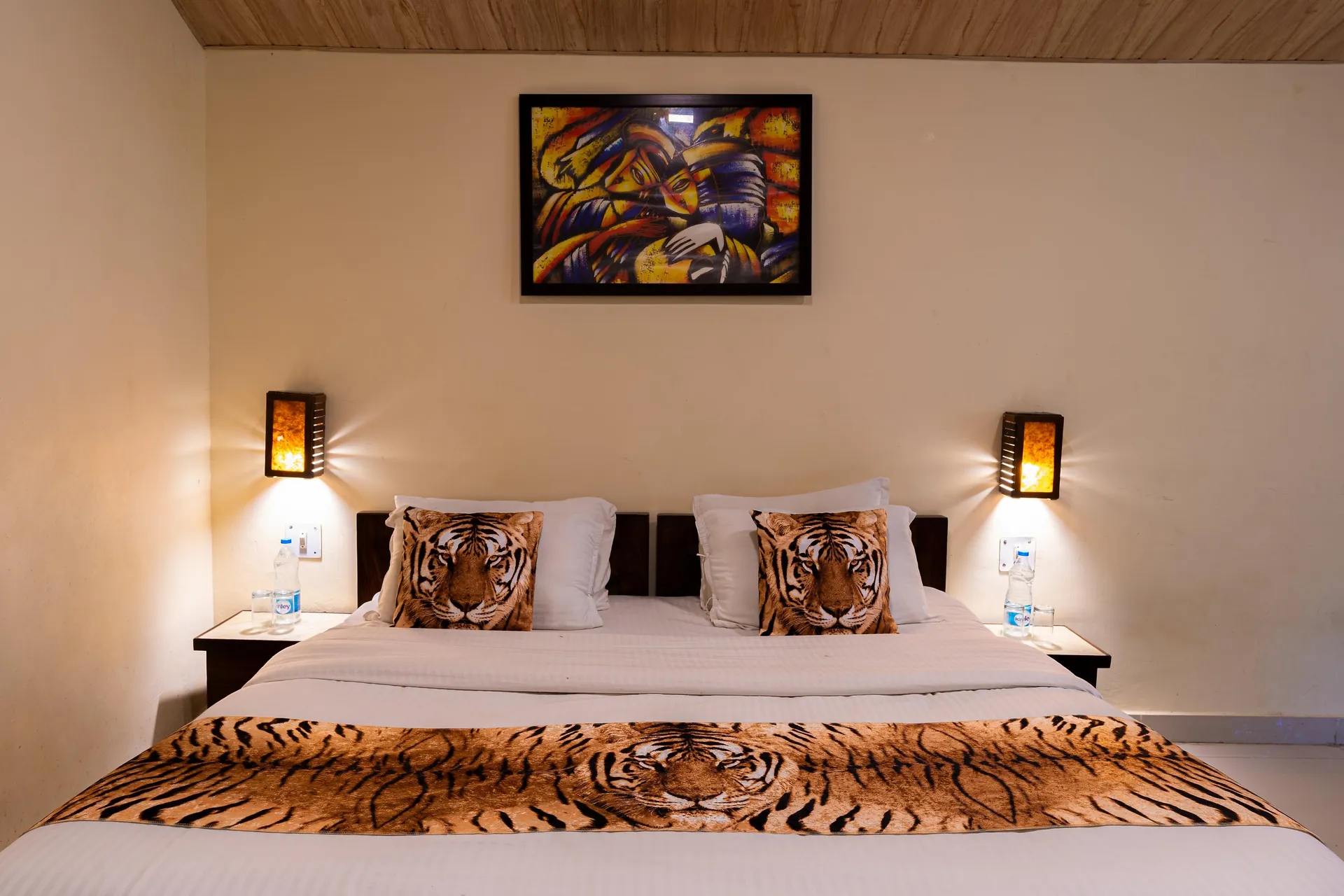 Corbett Wild Resort-A River Access Property Room