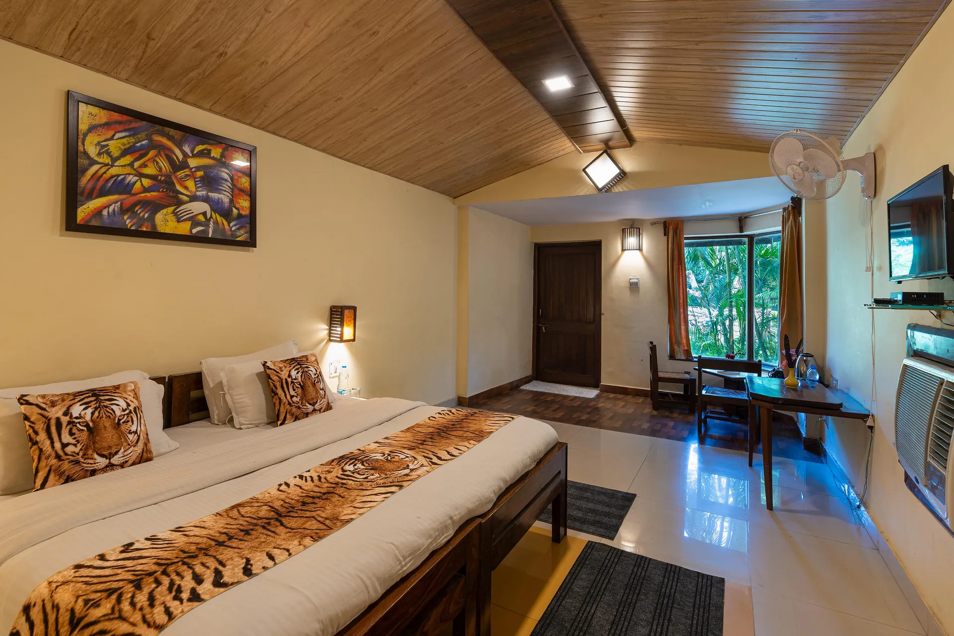 Corbett Wild Resort-A River Access Property Room