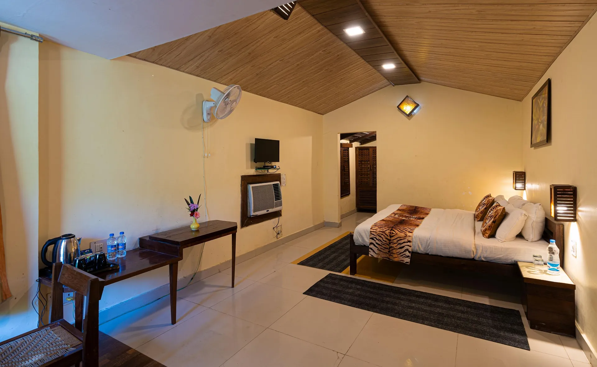Corbett Wild Resort-A River Access Property Room