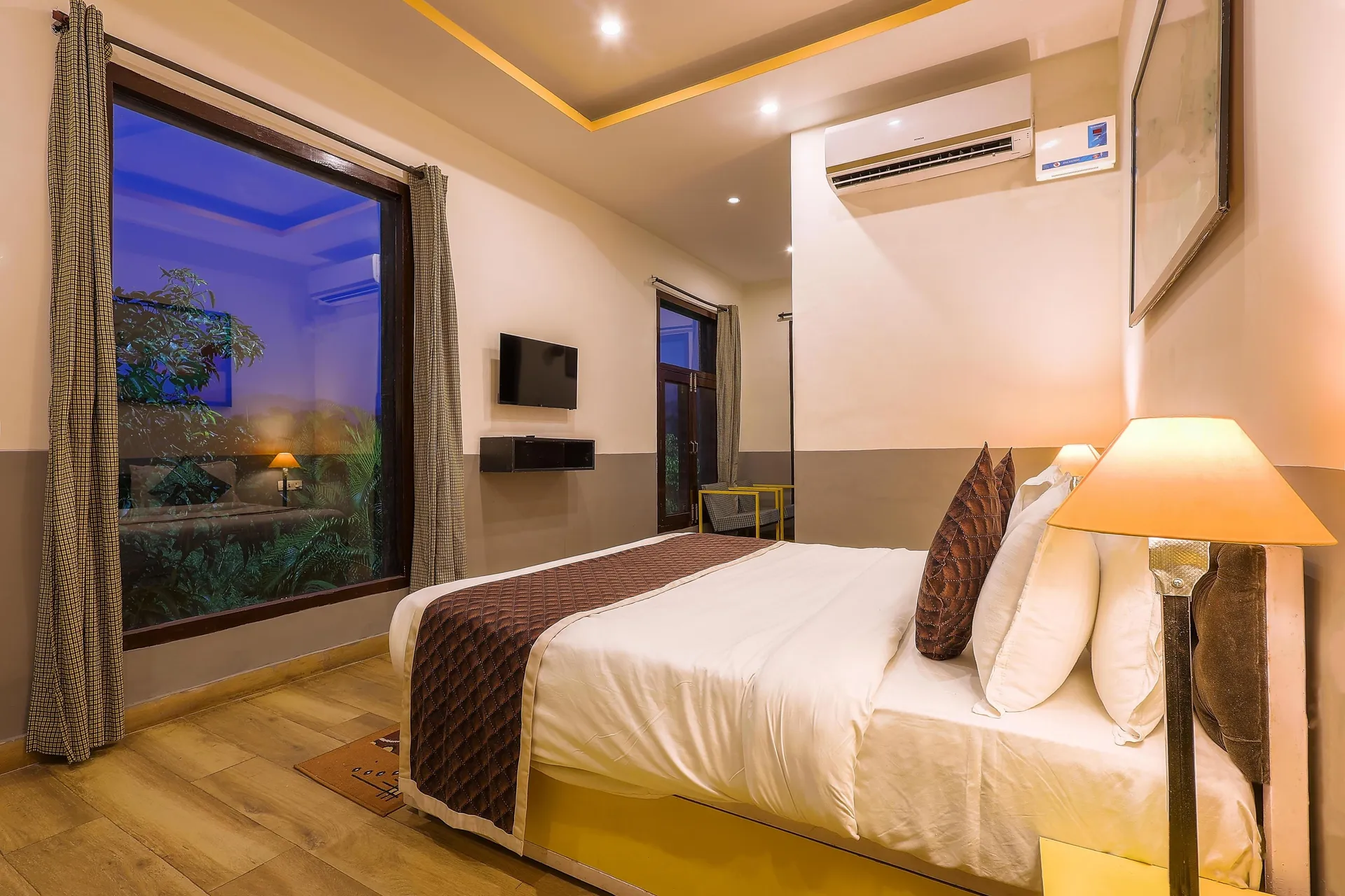 Corbett Wild Resort-A River Access Property Room